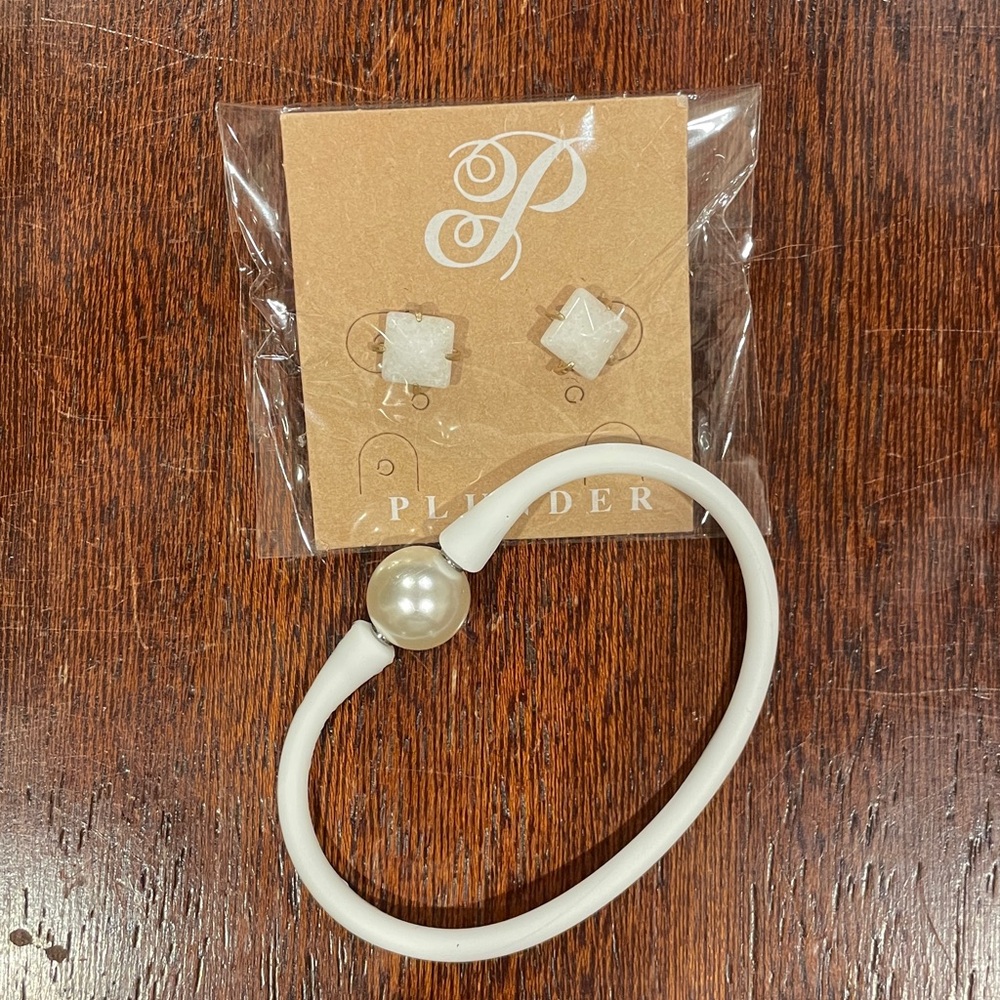 Plunder Jewelry White Bracelet + Earring Set. Silicone w/pearl. Pyramid stud NEW